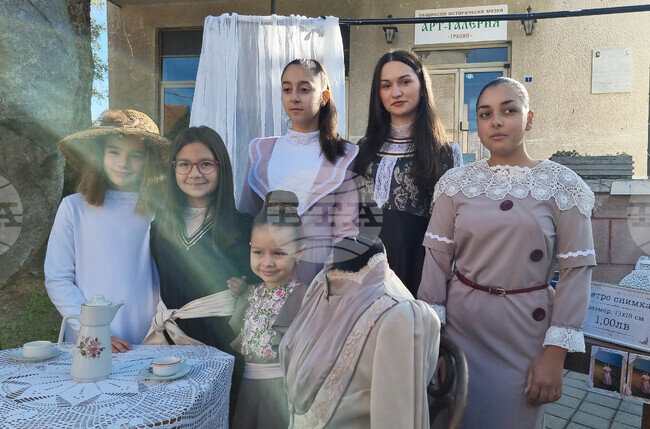 Брезник - възстановка на дюкяни от миналото