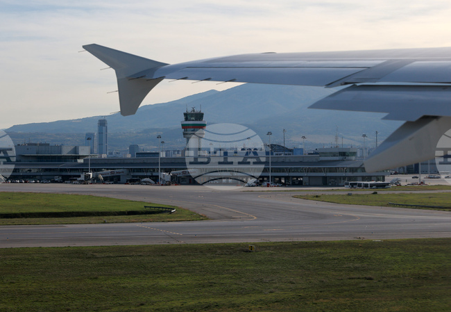 Самолетът с български граждани, евакуирани от Израел, се очаква да кацне около 02:30 часа в София