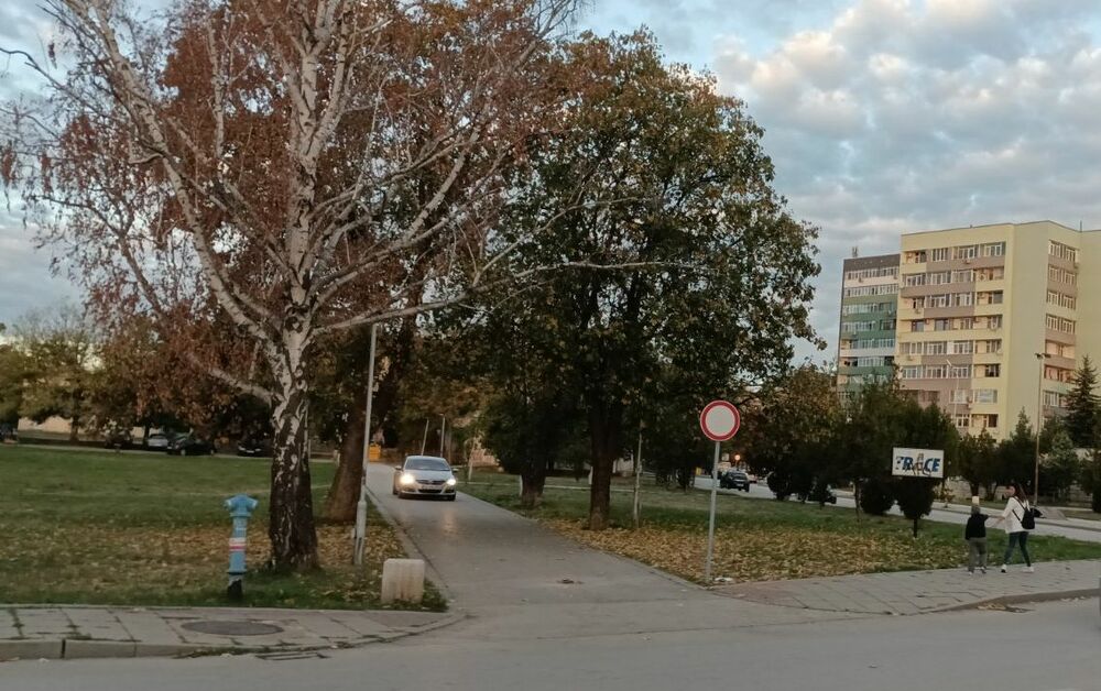 Община Ловеч: Счупена антипаркинг скоба и неспазване на забраната за движение на алеята пред СУ „Тодор Кирков“