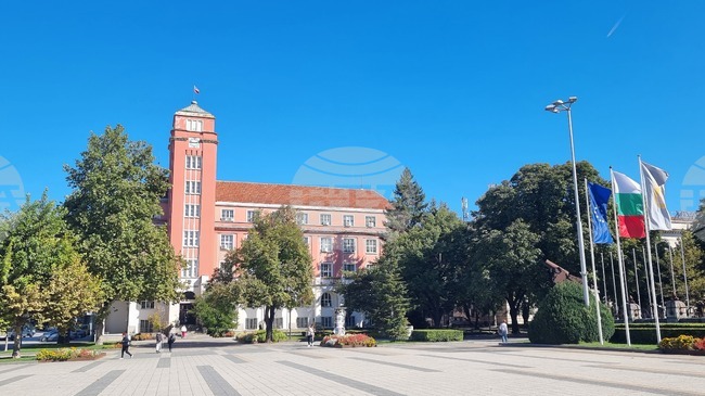 Плевен отбелязва празника си с тържествена сесия на Общинския съвет, ритуал на централния площад и концерти 