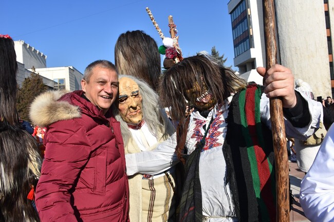 Община Благоевград: Традиция, настояще и бъдеще се сляха в едно на пл. „Георги Измирлиев“! Звън на чанове, атрактивни костюми и Ансамбъл „Пирин“  впечатлиха жители и гости на Благоевград по време на фестивала „Кукерски игри в Пиринско“