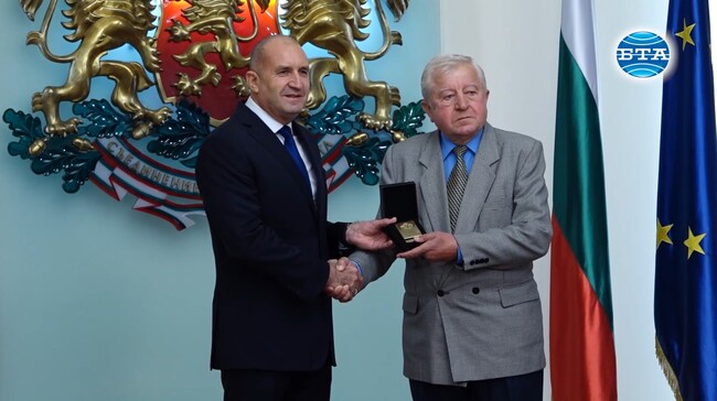 Държавният глава Румен Радев награди с Почетния знак на президента дейци на военната авиация