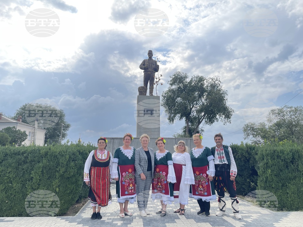 В украинското село Зализничне възродиха традицията на вечерни срещи на българското хоро