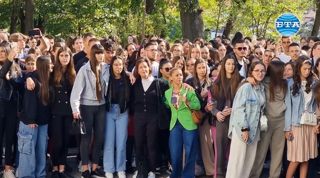 Учениците на Езиковата гимназия в Ловеч изпълниха заедно песента „Клетва“ в памет на Кирил Маричков