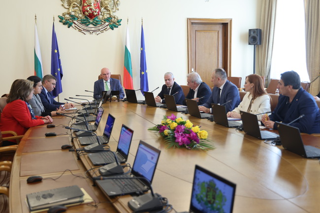 Министерски съвет: Осигурените от правителството двойно повече експерти дават възможност по-голям брой машини да бъдат включени в извадковата проверка преди вота