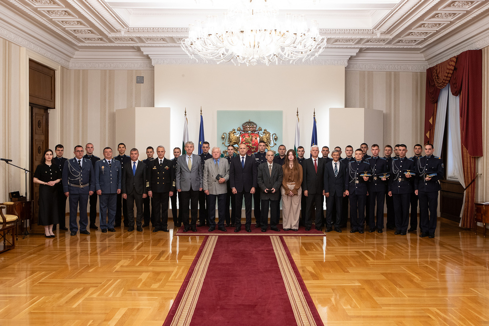 Държавният глава Румен Радев удостои генерал (о.з.) Михо Михов и полковник (о.з.) Владимир Пампоров с Почетния знак на президента