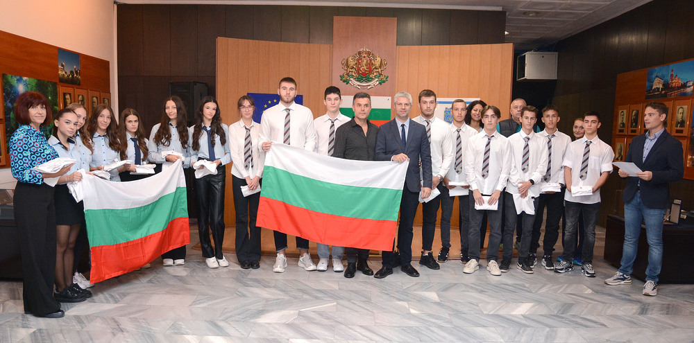 Община Варна: Кметът Благомир Коцев изпрати с българското знаме варненски ученици на Световни ученически игри в Бахрейн