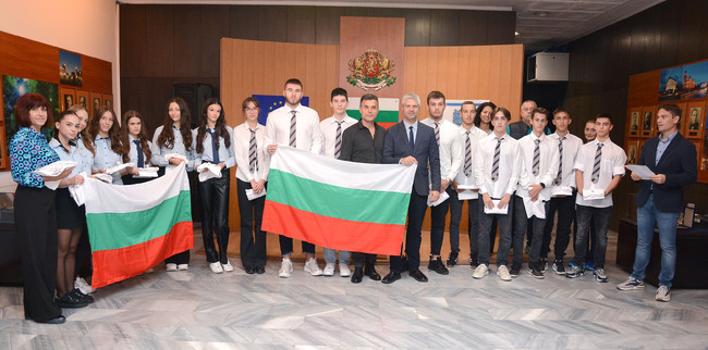 Община Варна: Кметът Благомир Коцев изпрати с българското знаме варненски ученици на Световни ученически игри в Бахрейн