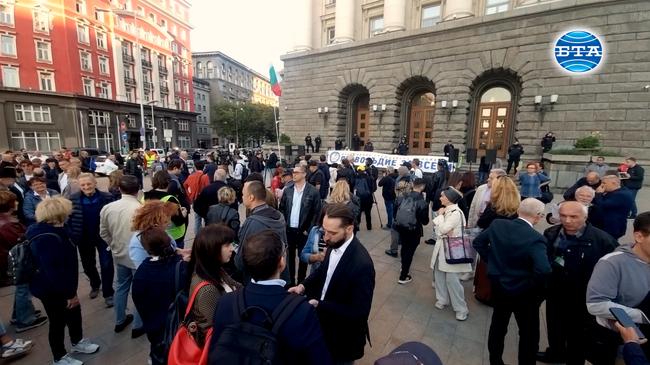 Граждани се събраха на протест пред сградата на бившия Партиен дом с искане да бъде прекратена процедурата за избор на главен прокурор