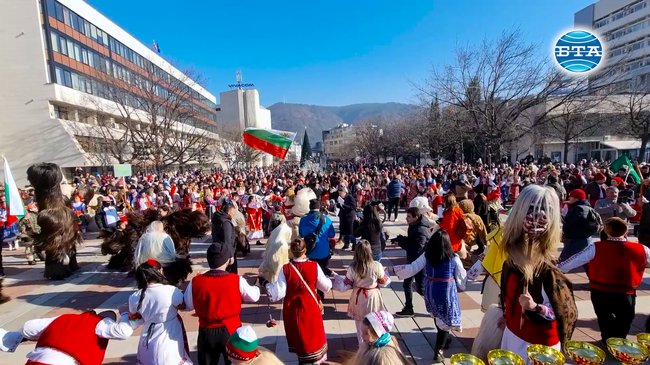 Хиляди кукери дефилираха днес по централните улици на Благоевград по време на „Кукерски игри в Пиринско“