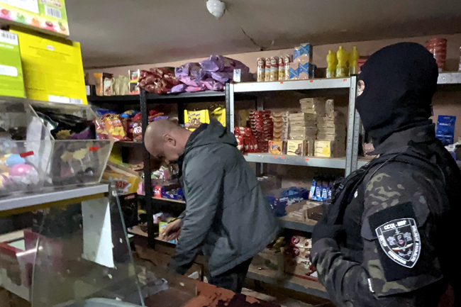 Нелегален хранителен магазин, оръжие, злато, наркотици и списъци са разкрити при акция на полицията в област Хасково