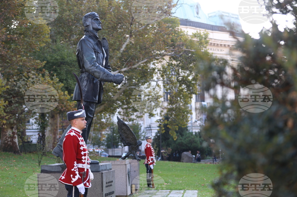 Паметник на летеца - празник на ВВС - поднасяне на венци