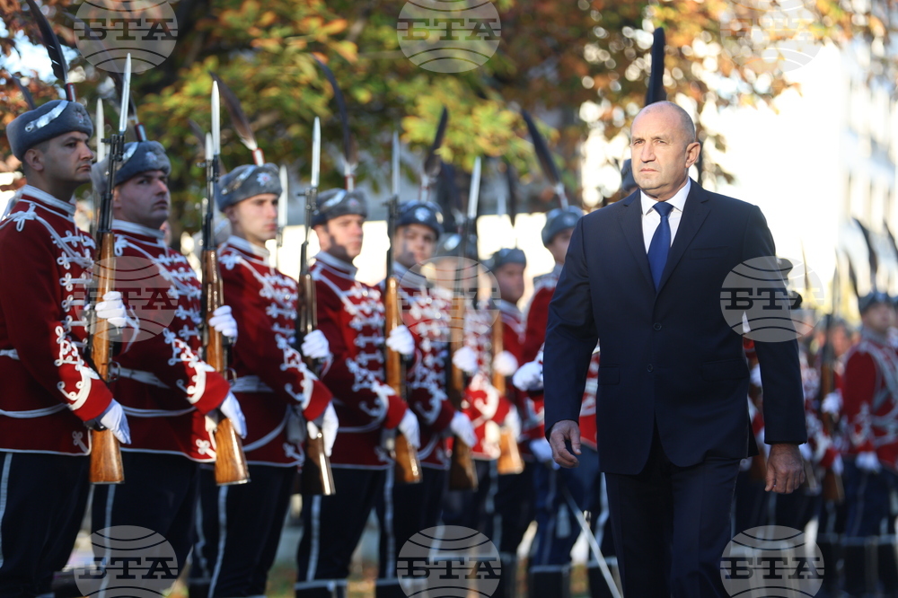 Паметник на летеца - празник на ВВС - поднасяне на венци - Румен Радев