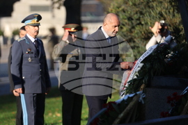 Паметник на летеца - празник на ВВС - поднасяне на венци - Румен Радев