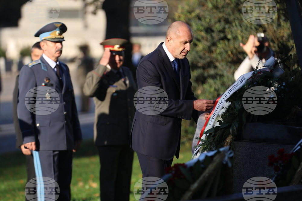 Паметник на летеца - празник на ВВС - поднасяне на венци - Румен Радев