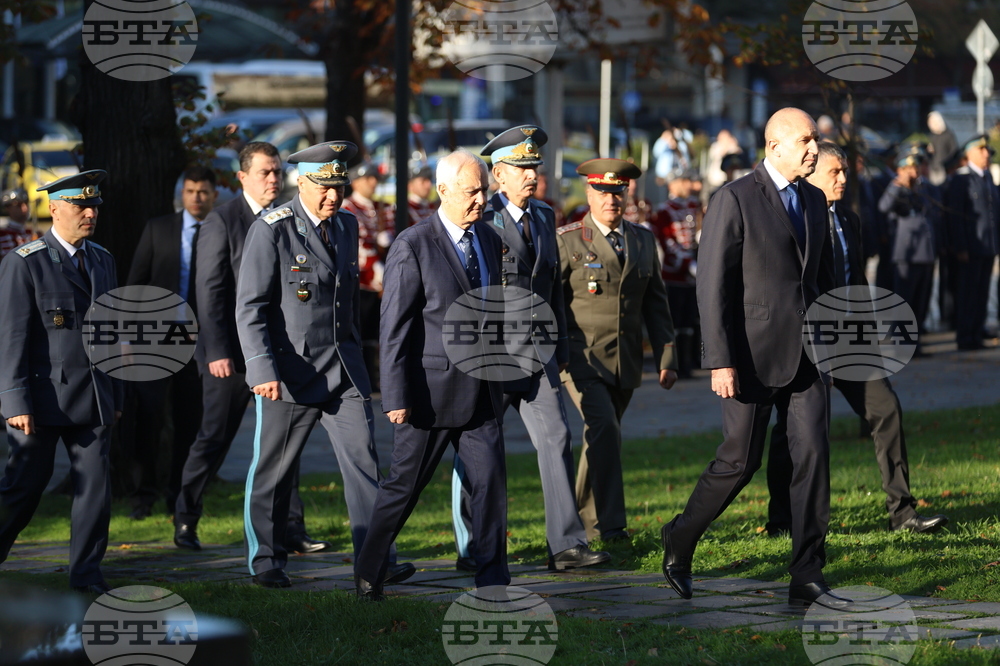 Паметник на летеца - празник на ВВС - поднасяне на венци - Румен Радев
