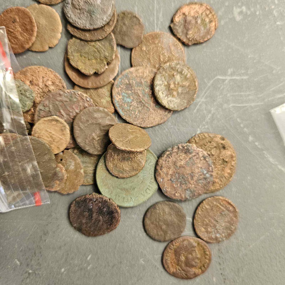 Над 380 монети и накити с неизвестен произход задържаха митнически служители на МП Калотина