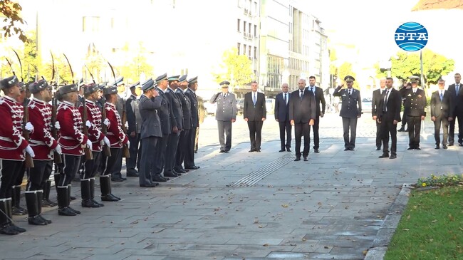 С тържествен ритуал по полагане на венци и цветя пред Паметника на летеца в София бе отбелязан Празникът на авиацията и българските ВВС