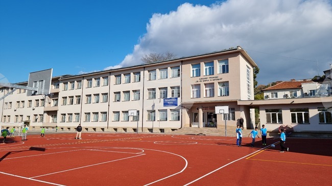 Продължителни дебати в Общинския съвет предизвика преобразуването на училище „Св. св. Кирил и Методий“ в Ямбол