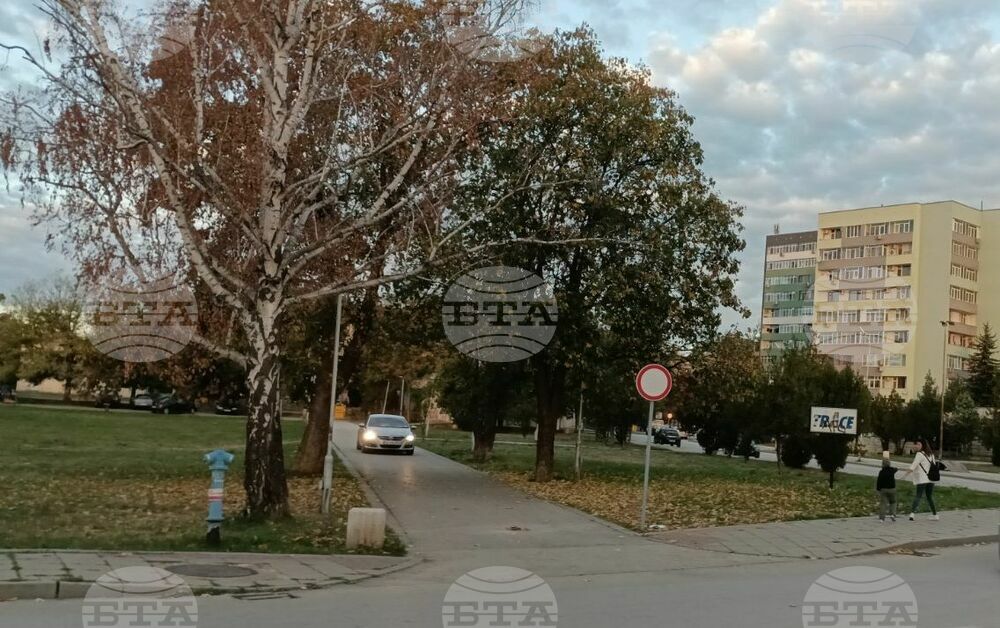 Забрана за движение на автомобили по алея пред училище в Ловеч е нарушена пет дни след въвеждането ѝ