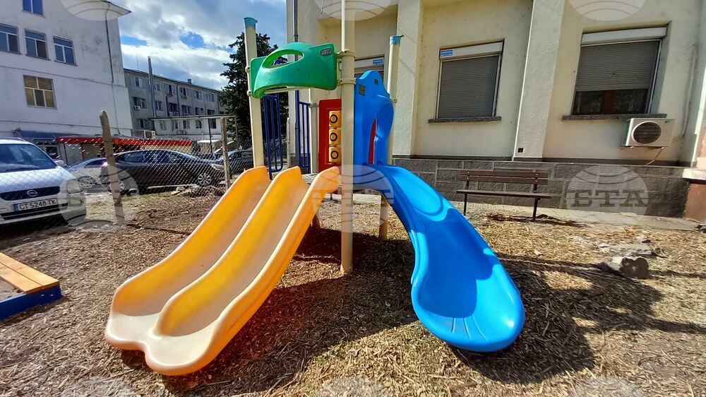 Община Стара Загора: Детска площадка в двора на УМБАЛ в Стара Загора се сдоби с ново съоръжение за игра, пясъчник и пейки