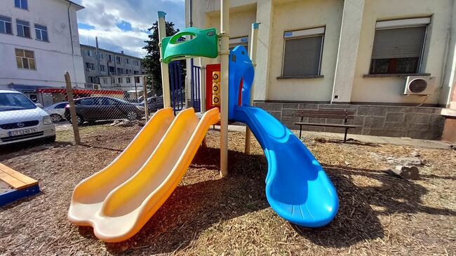 Община Стара Загора: Детска площадка в двора на УМБАЛ в Стара Загора се сдоби с ново съоръжение за игра, пясъчник и пейки