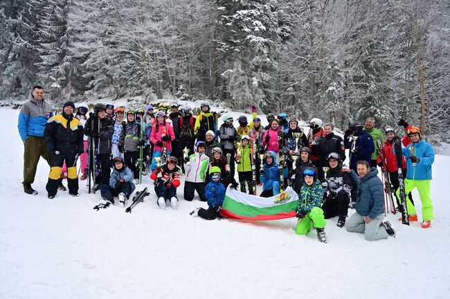 Ученици от Природо-математическа гимназия в Благоевград взеха участие в ски състезание „ЗА КУПАТА НА ПМГ“