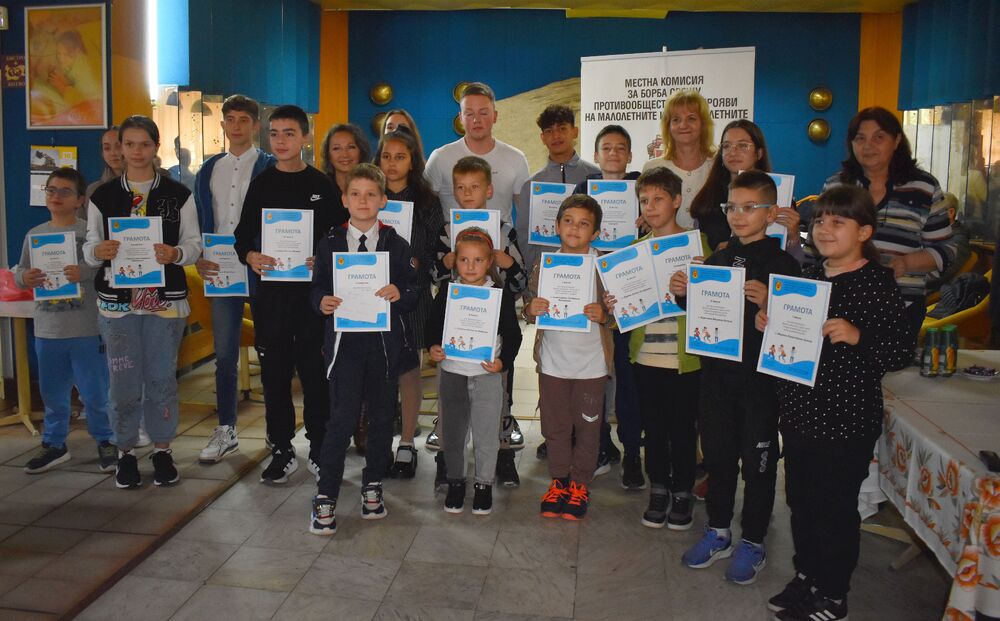 Община Разград: Призьорите от фотоконкурса „Моето различно щуро лято 2024” получиха наградите си