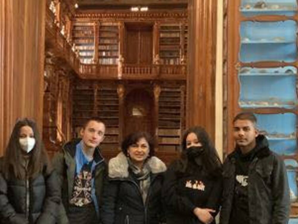 Младежи от българското училище в Прага посетиха Страховската библиотека