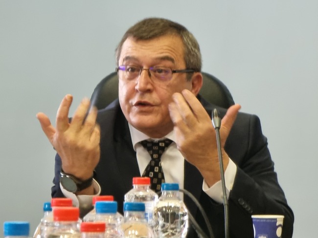Към момента няма официален акт от Министерството на здравеопазването, свързан с евентуално неприсъствено обучение заради очаквания грип