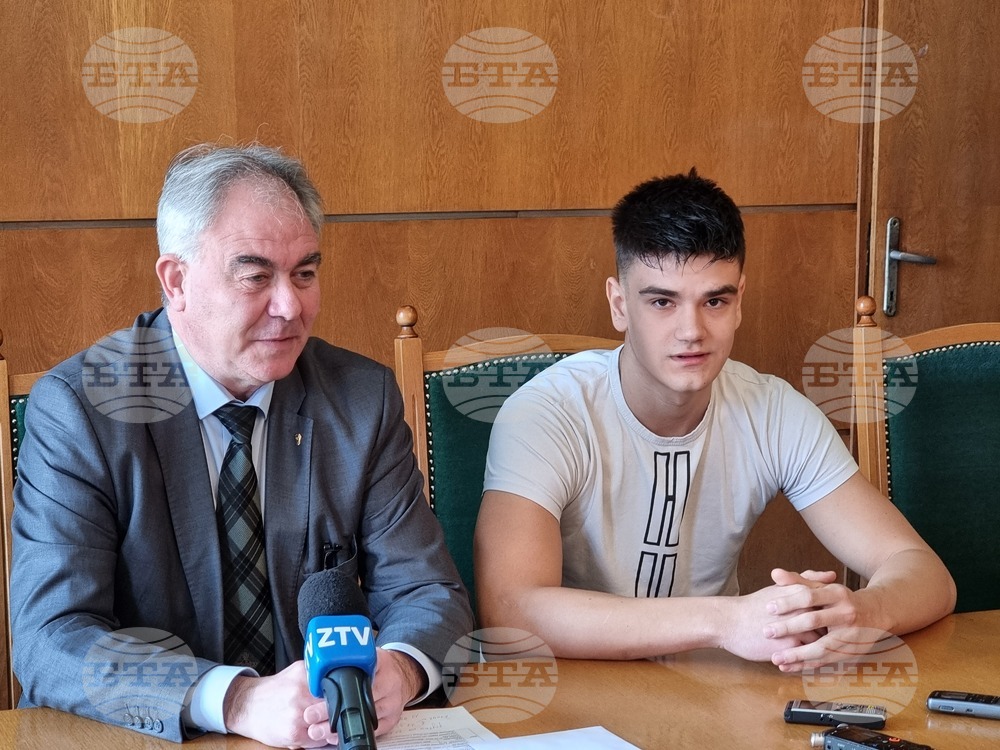 Младежът, който извади Богоявленския кръст от река Вит край Плевен, ще дари наградата си за лечение на дете