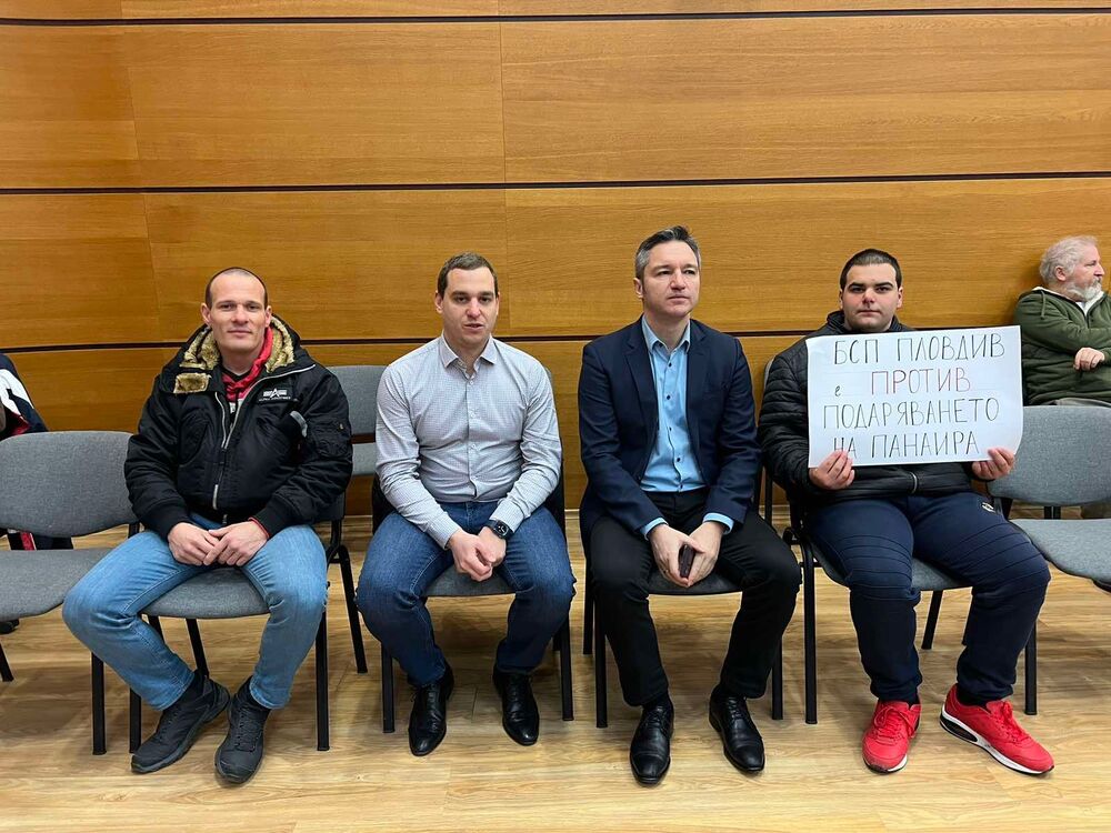 Депутатите от БСП Кристиан Вигенин и Иван Петков присъстваха на извънредната сесия за Пловдивския панаир