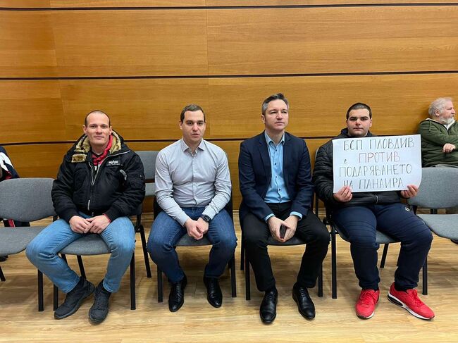 Депутатите от БСП Кристиан Вигенин и Иван Петков присъстваха на извънредната сесия за Пловдивския панаир