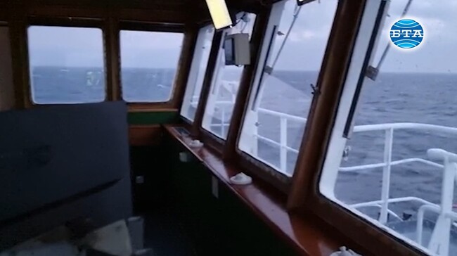 „Св. св. Кирил и Методий“ изчаква в испански залив заради лошо време