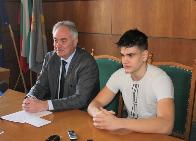 Община Плевен: Спасителят на Богоявленския кръст Мартин Бешков ще дари наградата си за лечение на болно дете