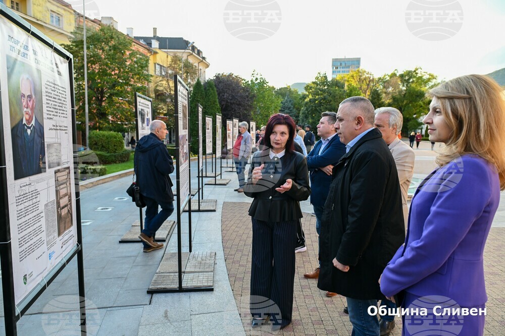 Изложба, посветена на Добри Желязков, беше открита на площад „Цар Освободител“ в Сливен