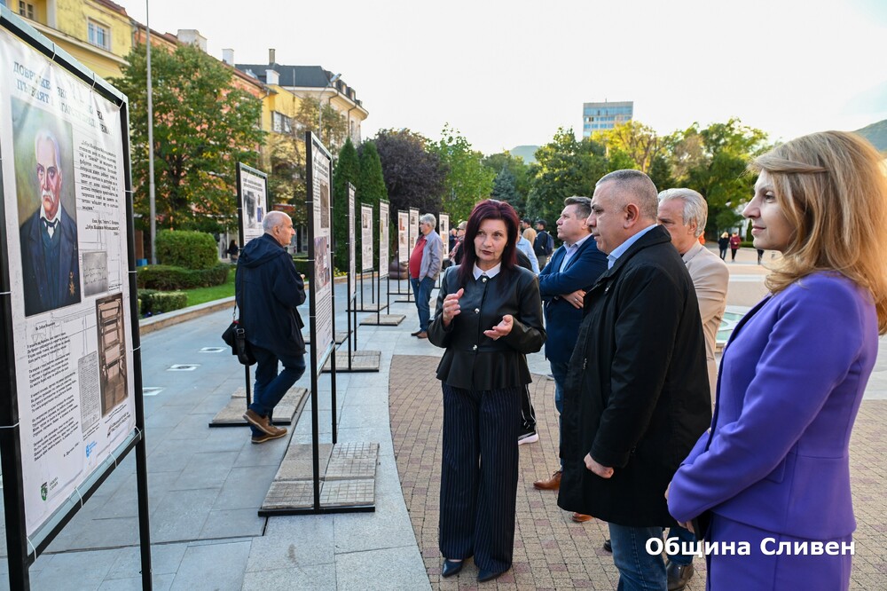 Изложба, посветена на Добри Желязков, беше открита на площад „Цар Освободител“ в Сливен