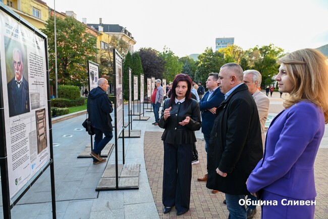 Изложба, посветена на Добри Желязков, беше открита на площад „Цар Освободител“ в Сливен