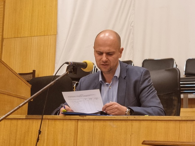 Общинският съвет в Перник удостоява с почетна значка народната певица Радка Алексова, одобрени бяха и няколко докладни по финансови въпроси