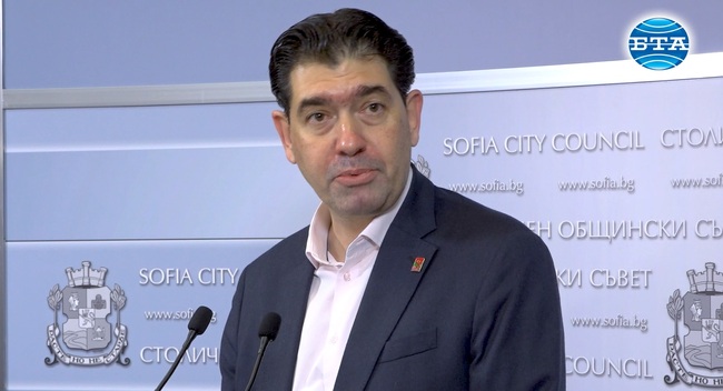 Как така няма пари за работещите в транспорта, а се дава хонорар от половин милион за адвокатски договори, попита общинският съветник Иван Таков