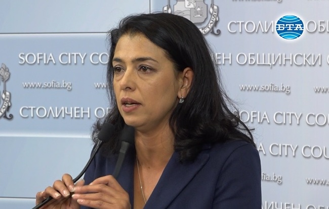Извънредната сесия на Общинския съвет не предлага решения на реалните проблеми, посочи общинският съветник Ваня Григорова