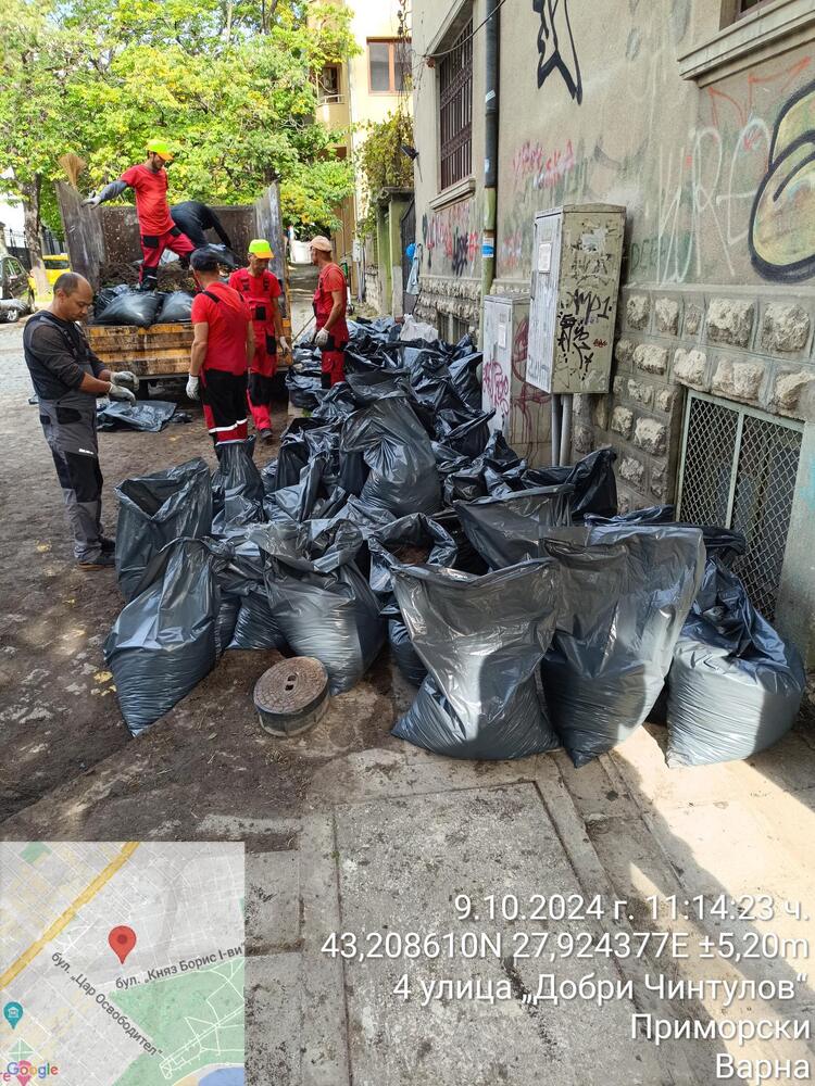 Община Варна: Почистиха от отпадъци и наноси улицата до Икономическия университет, където се наводняваше подлезът