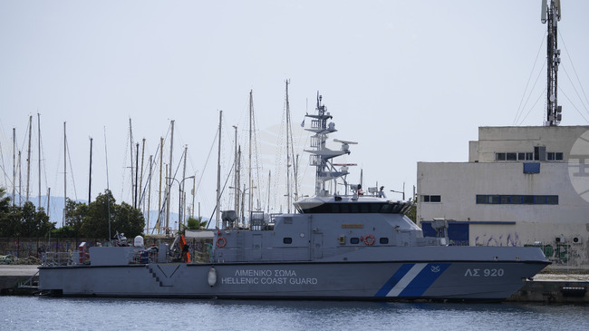 Гръцките власти са задържали двама турски граждани заради съмнения, че са превозили близо 60 мигранти до гръцкия остров Родос тази нощ 