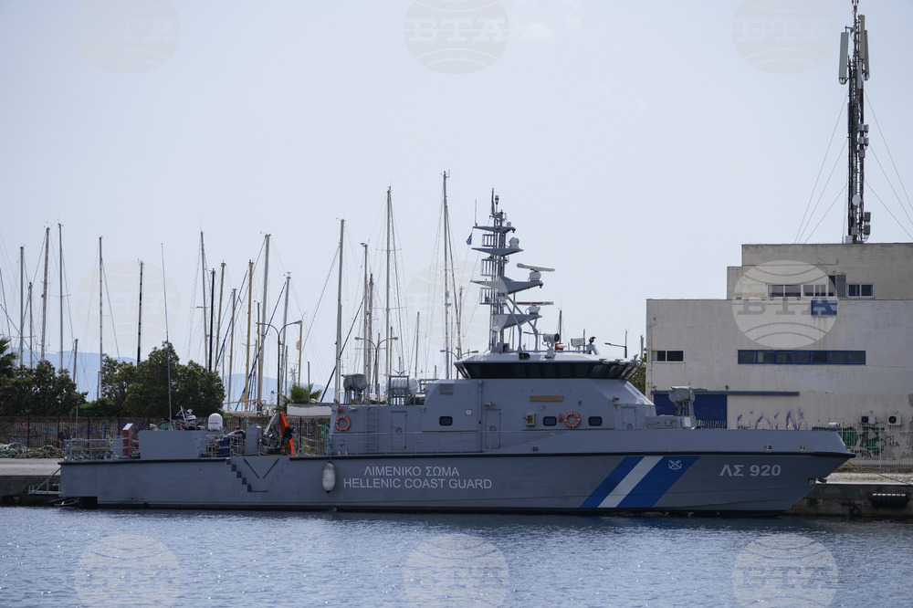 Гръцките власти са задържали двама турски граждани заради съмнения, че са превозили близо 60 мигранти до гръцкия остров Родос тази нощ 