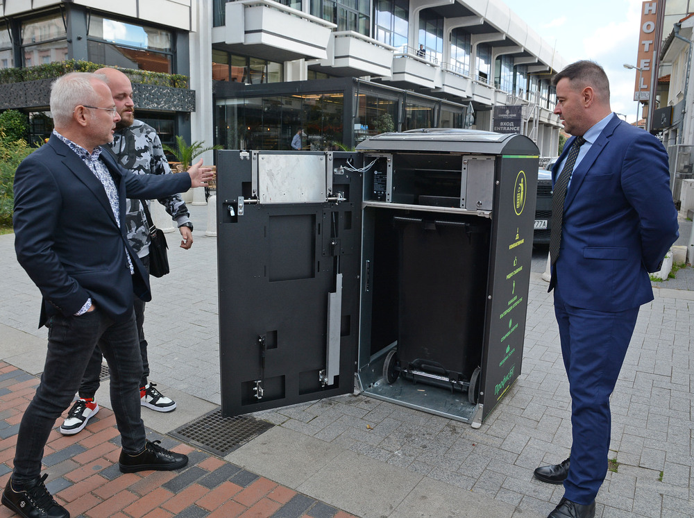 Община Варна: Заместник-кметът Христо Рафаилов направи демонстрация на нов смарт контейнер с автономно управление на отпадъците