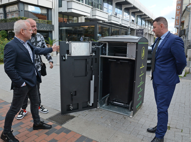 Община Варна: Заместник-кметът Христо Рафаилов направи демонстрация на нов смарт контейнер с автономно управление на отпадъците
