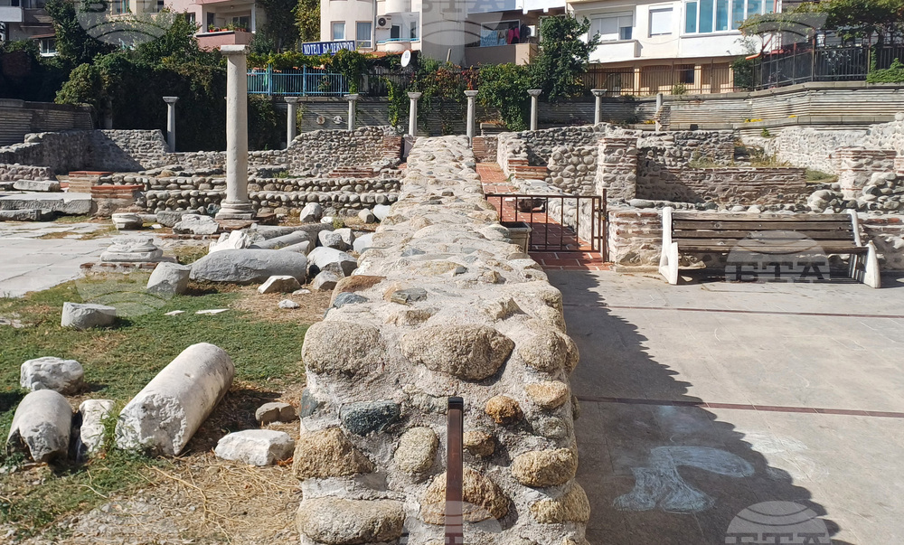 Foreign Scholars Visit Ancient Finds in Southwestern Bulgaria