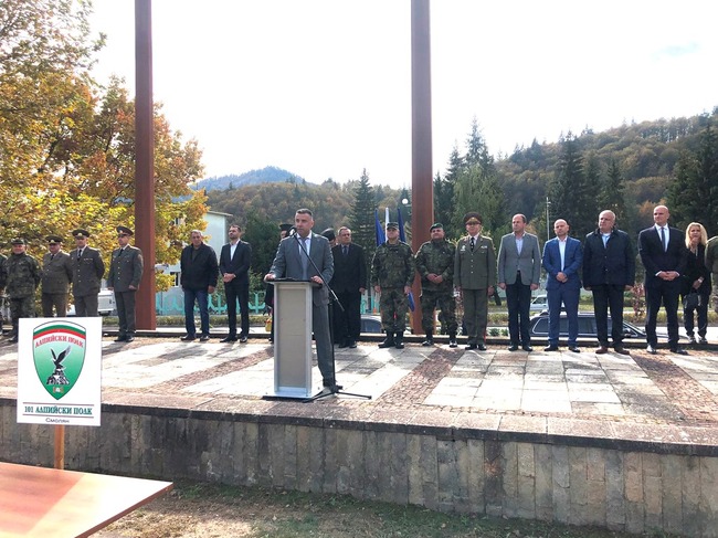 ОА Смолян: Областният управител Захари Сираков поздрави 101-ви Алпийски полк по случай празника на Военното формирование