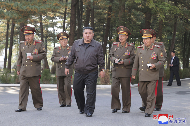 Украйна назова трима севернокорейски генерали, които според Киев придружават севернокорейските войници в Русия