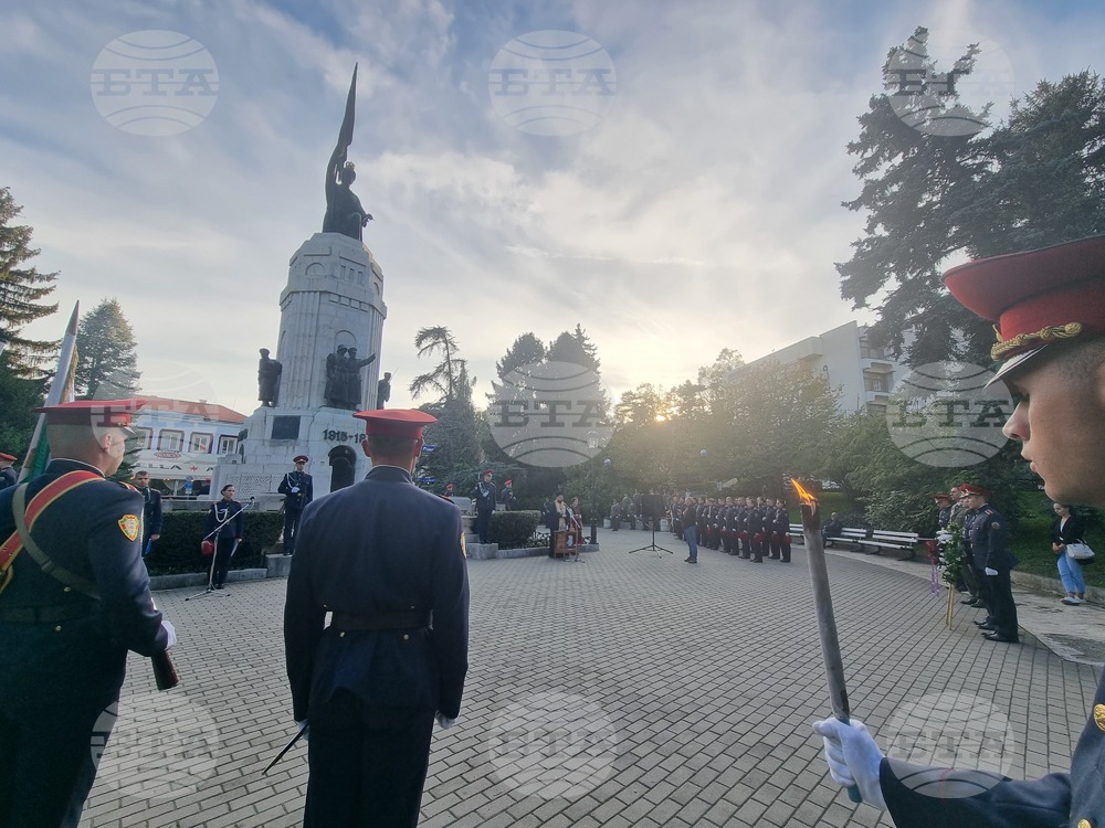 Пред паметника „Майка България“ бе честван празникът на Търновския гарнизон